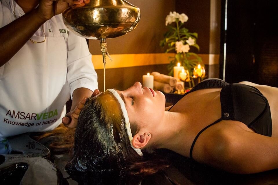 Аюрведа не ограничивается одним лишь принятием целебных трав и подразумевает построение гармоничных отношений с природой, познанием своей натуры и путь к полному исцелению. Аюрведа – древнейшая система исцеления с 5000-летней историей. В этой философии сконцентрирована вся мудрость ведических писаний, цель которых – помочь человеку обрести гармонию души и тела, научить правильному взаимодействию с внешним миром.
