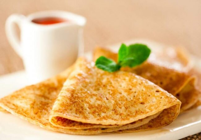 Блины - отличная идея для завтрака, полдника или ужина. Это блюдо, к которому подходят самые различные начинки и добавки, как сладкие, так и несладкие. Каждая хозяйка имеет в своей кулинарной книге не один любимый и проверенный временем рецепт блинов, однако безграничное многообразие рецептов позволяет экспериментировать чуть ли не ежедневно и получать новое блюдо благодаря добавлению новых ингредиентов. Сегодня мы предлагаем Вам приготовить блины пшенные, рецепт без дрожжей Вы найдете ниже. Приготовленные по данному рецепту блины получаются воздушными и пышными, а ингредиенты для них всегда есть дома у каждой хозяйки.