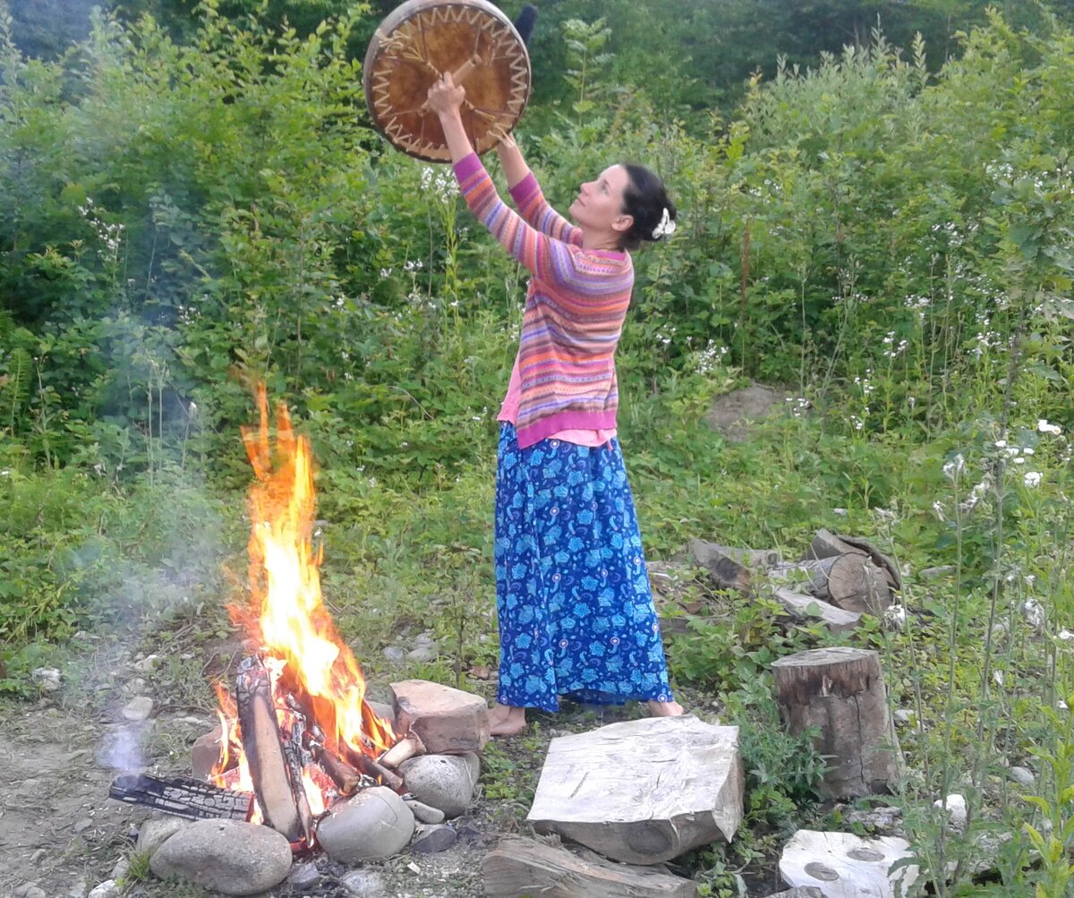 Шаман стекла. Шаман с бубном. Шаман у костра с бубном. Деревенский шаман. Фотосессия с шаманским бубном.