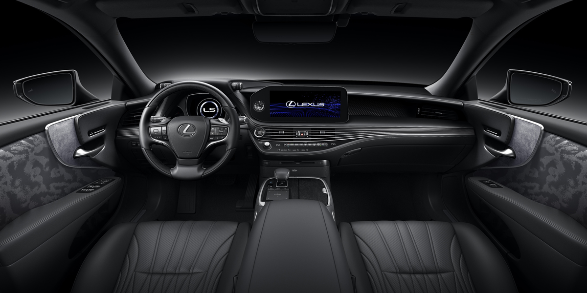 Обновленный салон Lexus LS