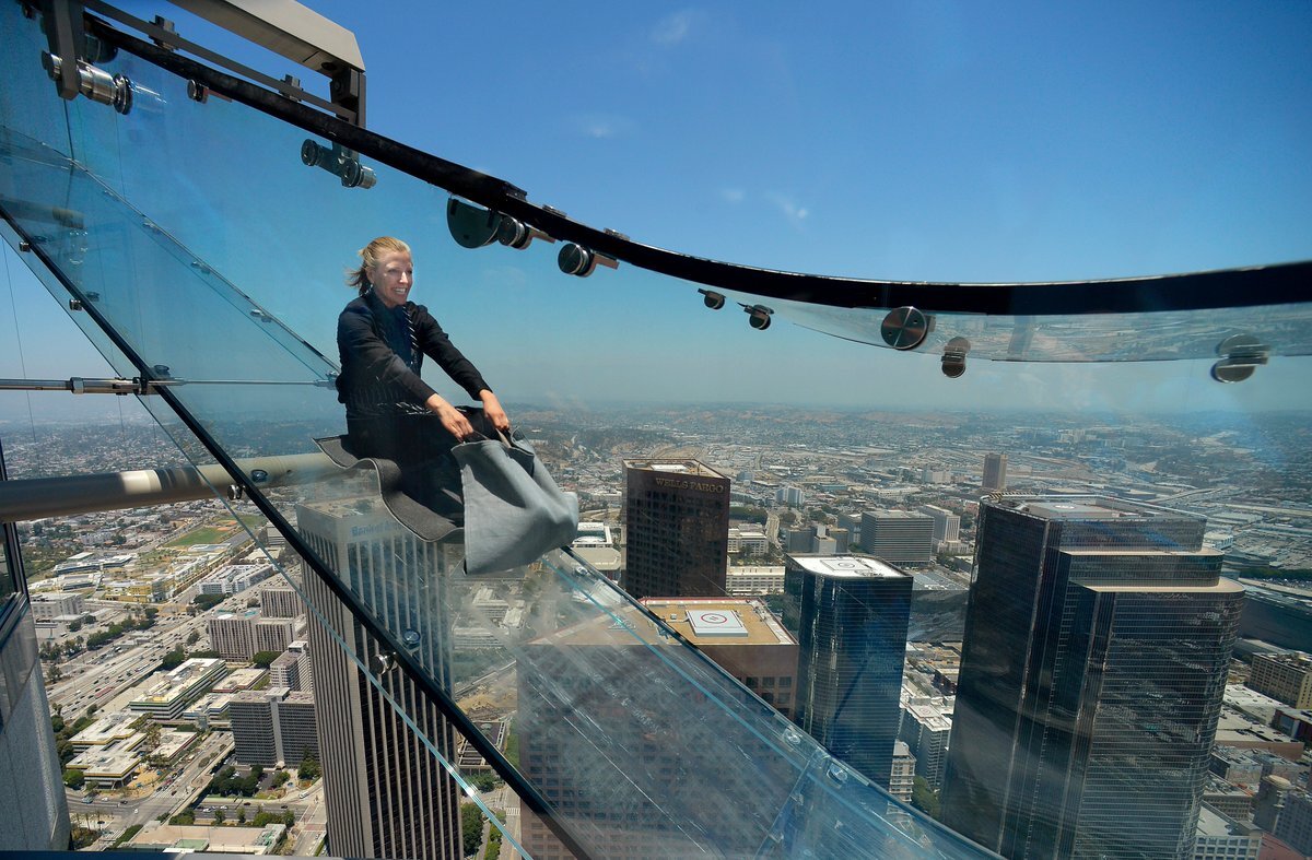 View ly. Стеклянная горка Skyslide, Лос-Анджелес, США. Skyslide Лос Анджелес. Лос Анджелес смотровая площадка. Стеклянная горка на небоскребе Лос Анджелес.