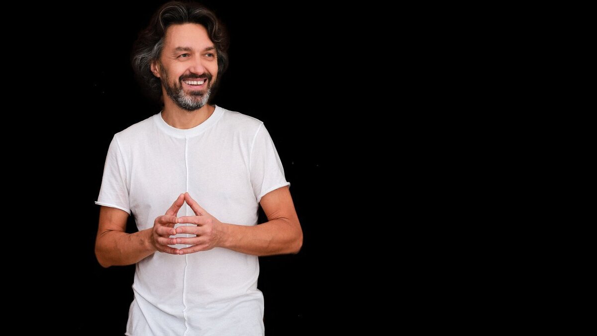 Приветствую тебя, дорогой Друг! Меня зовут Родион Мамонтов. Я бизнес-ментор, наставник личностного и духовного роста, создатель Сообщества Развития Осознанности ISY, основатель первой в Восточной Европе сети концептуальных мультибрендовых магазинов LEFORM.