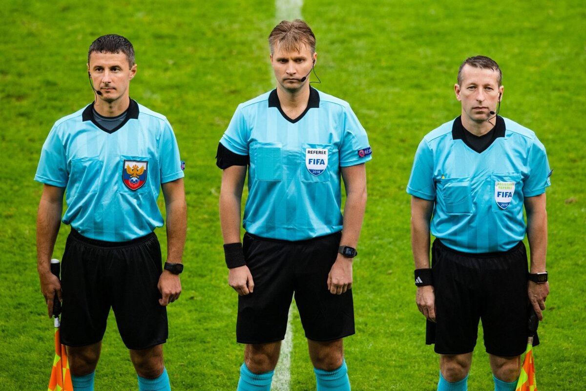 Арбитр Сергей Лапочкин (в центре) оказался в центре расследования УЕФА