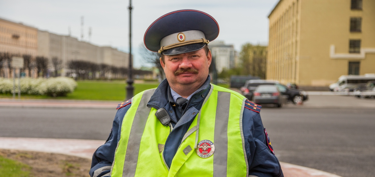 На фото сотрудник ДПС с жетоном. Источник: Яндекс Картинки