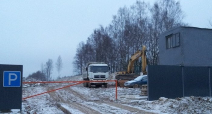 Свалка-"автостоянка". Фото из ВК-группы "Подслушано: Девяткино" 