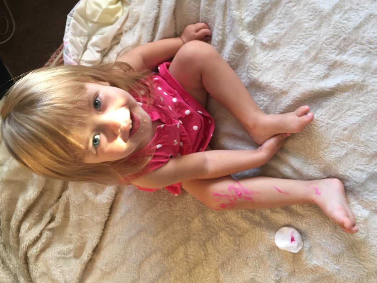 Это Катя поиграла сама с помадой:) Фото из личного архива