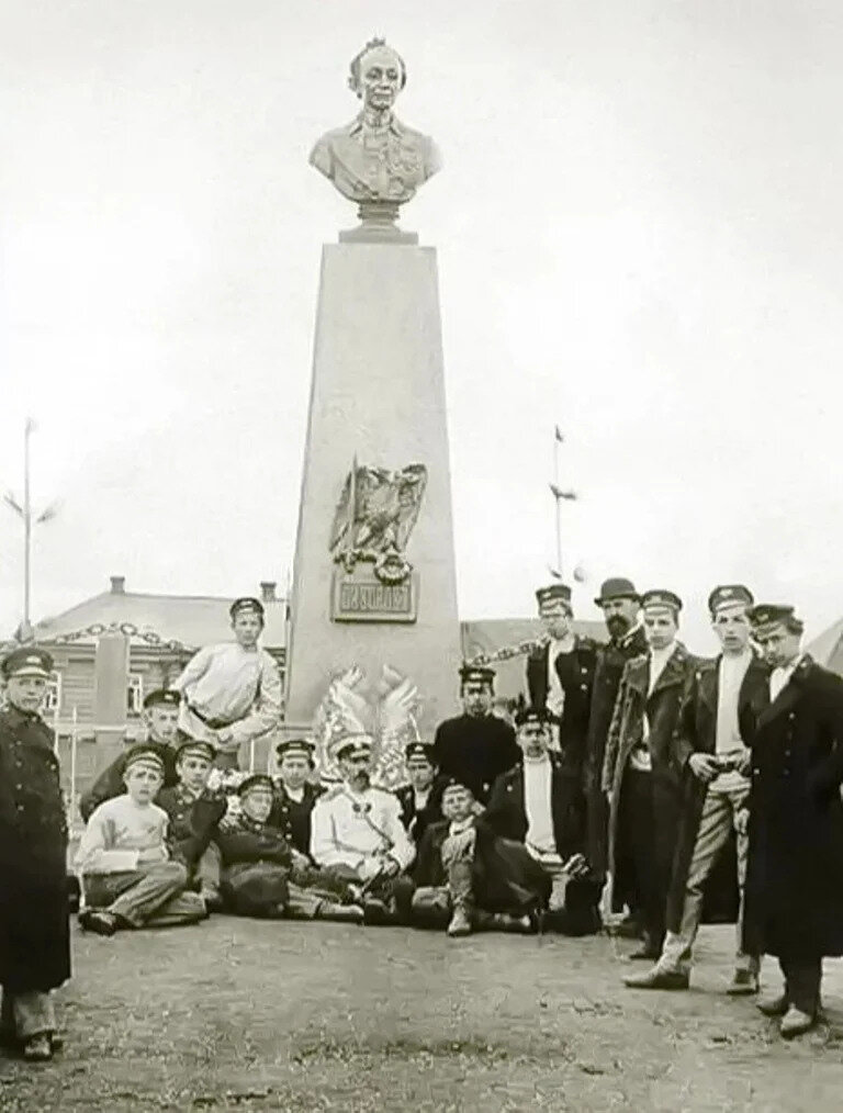 Памятник в селе Суворово, 1903 год. Разрушен в 1920 году