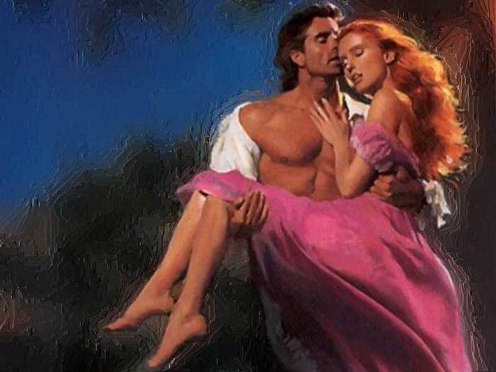 Мужчина носит женщину на руках