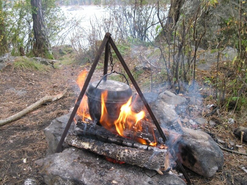 Готовим ужин на берегу реки Катунь