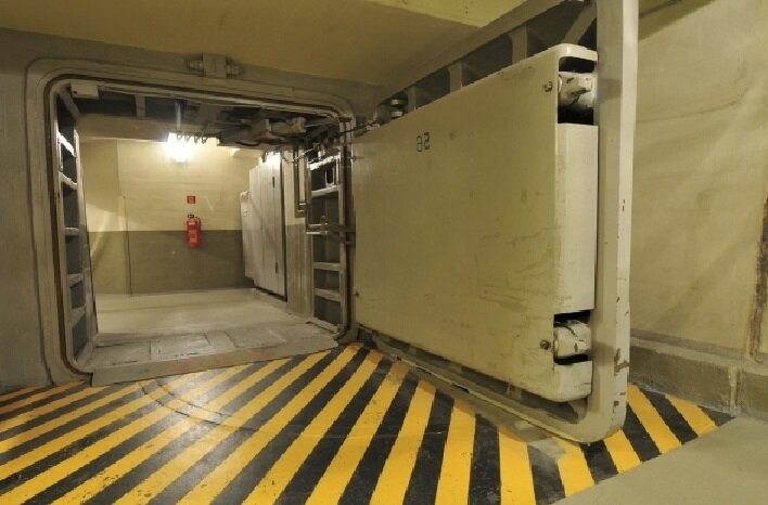 Двери в Regierungs Bunker