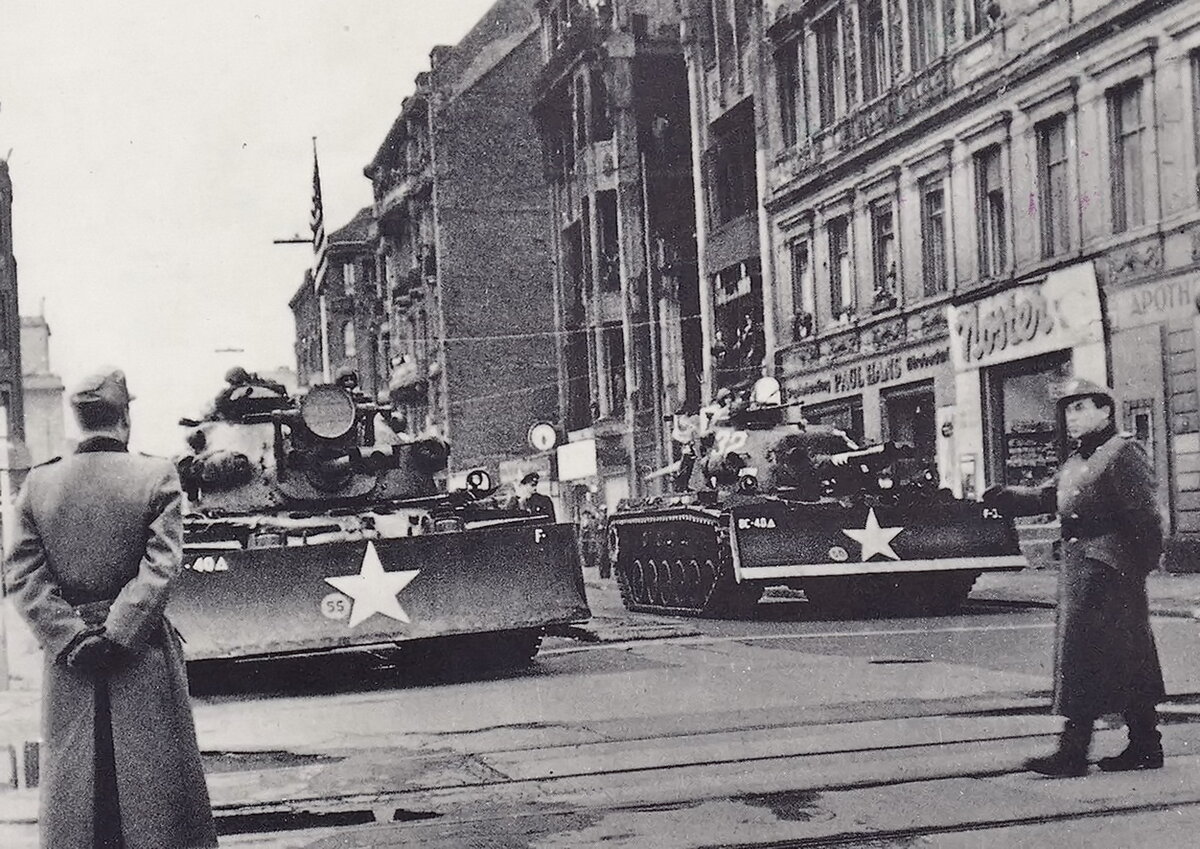 Американские танки М48 Patton III (Паттон III) в центе Западного Берлина в 1961 году.