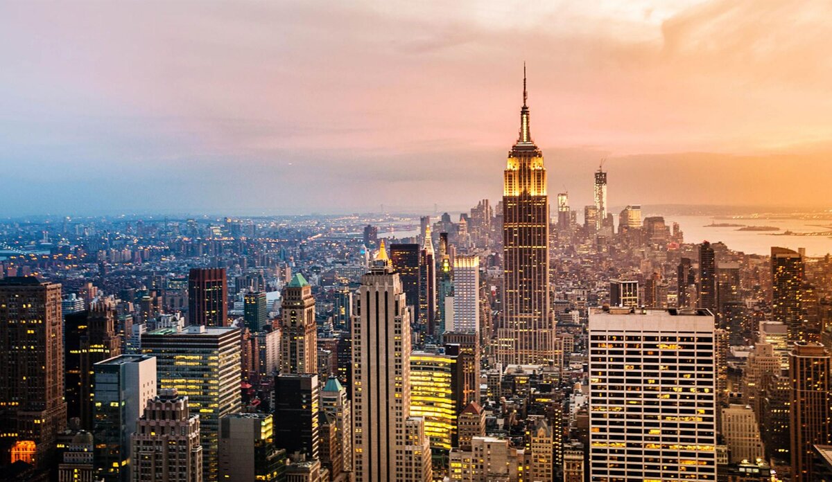 За то, что зайдя в дорогой бутик одежды в растянутых трениках — к тебе будет абсолютно такое же отношение, как к человеку, который зашёл в костюме Prada.