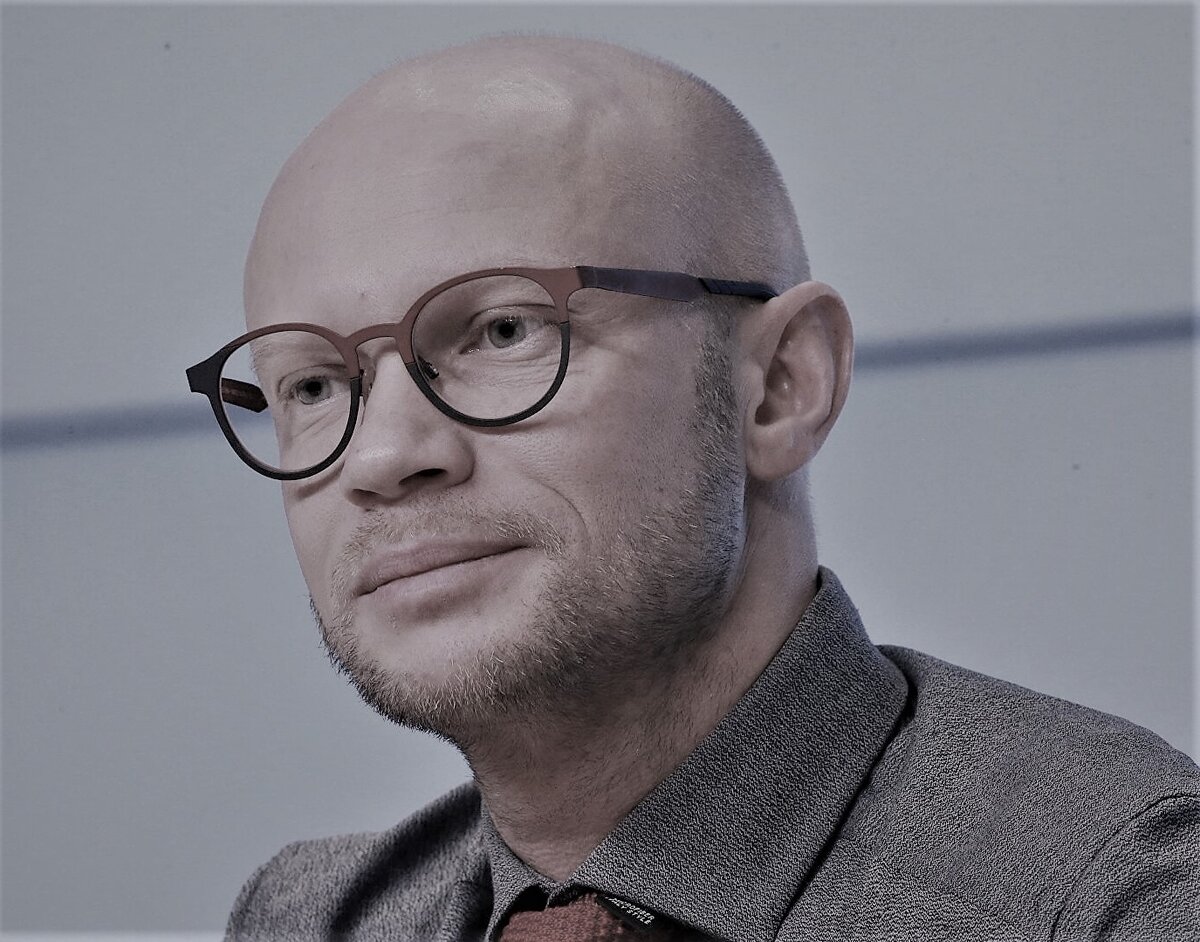 На фото: Дмитрий Хрусталев. На втором фото: Екатерина Варнава и Дмитрий  в телепрограмме "СЕКРЕТ" на канале ТНТ. Источник фото: Yandex картинки