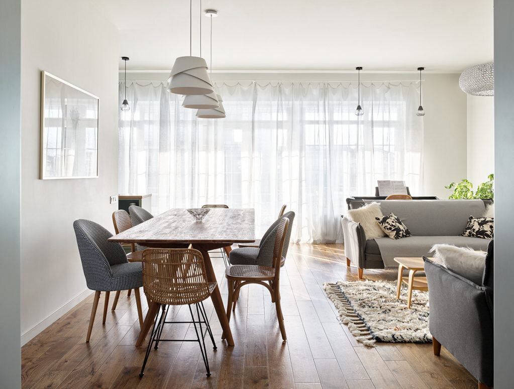 Вид на общую зону из прихожей. Обеденный стол, Teak House; стулья, La Redoute и BoDeCo; светильники, Mantra.