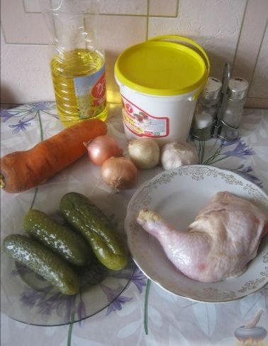 Продукты для салата "Обжорка" с курицей перед вами.