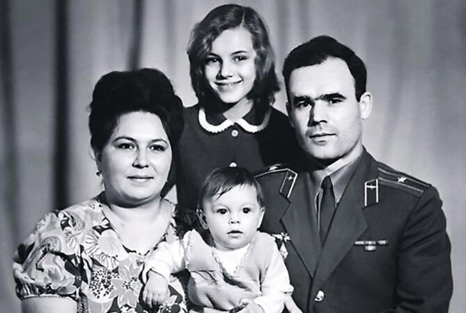 Лариса Шахворостова )Тотунова) с родителями и сестренкой Катей. Источник: biografii.net