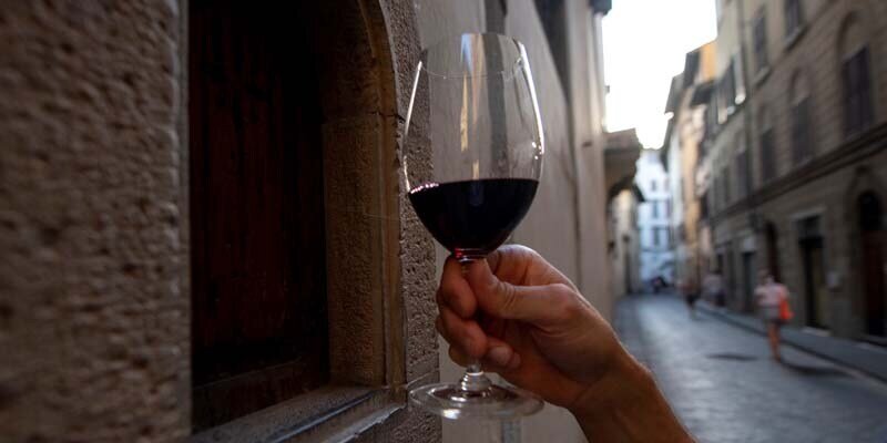 Современная улица Флоренции и древняя традиция продажи вина в Тоскане.