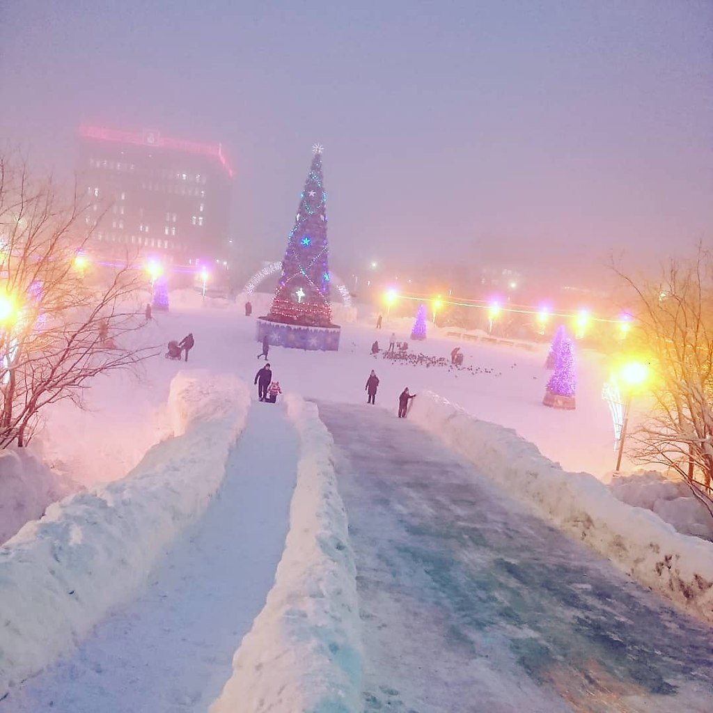 Центральные горки. Центральная площадь Воркута. Воркута ледяной городок. Воркута зимний городок. Горка в Воркуте.