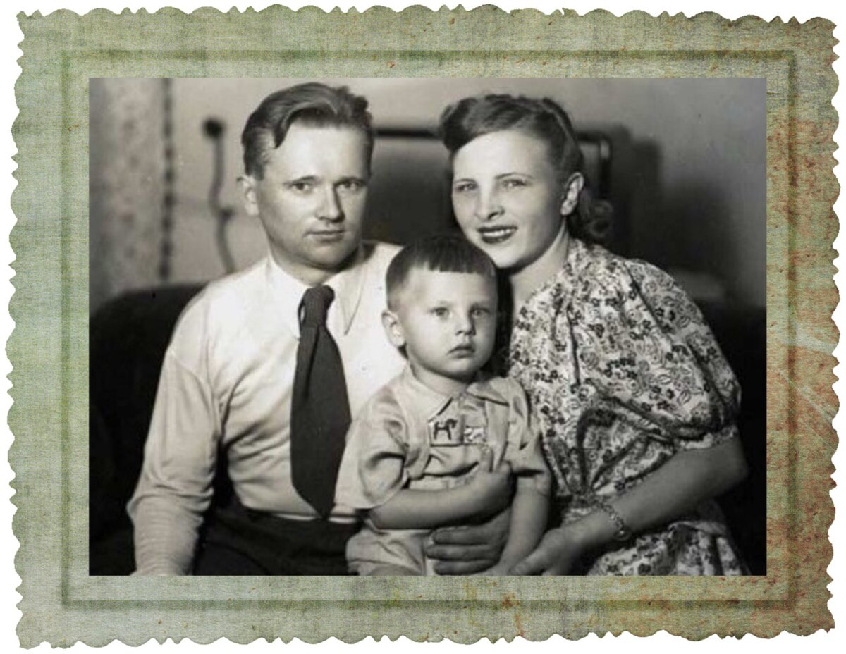 Юрий Антонов с родителями. 1947 год.