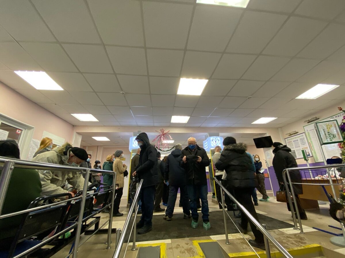 Столько народу холл нашей поликлиники не видел давно. Новые правила, господа