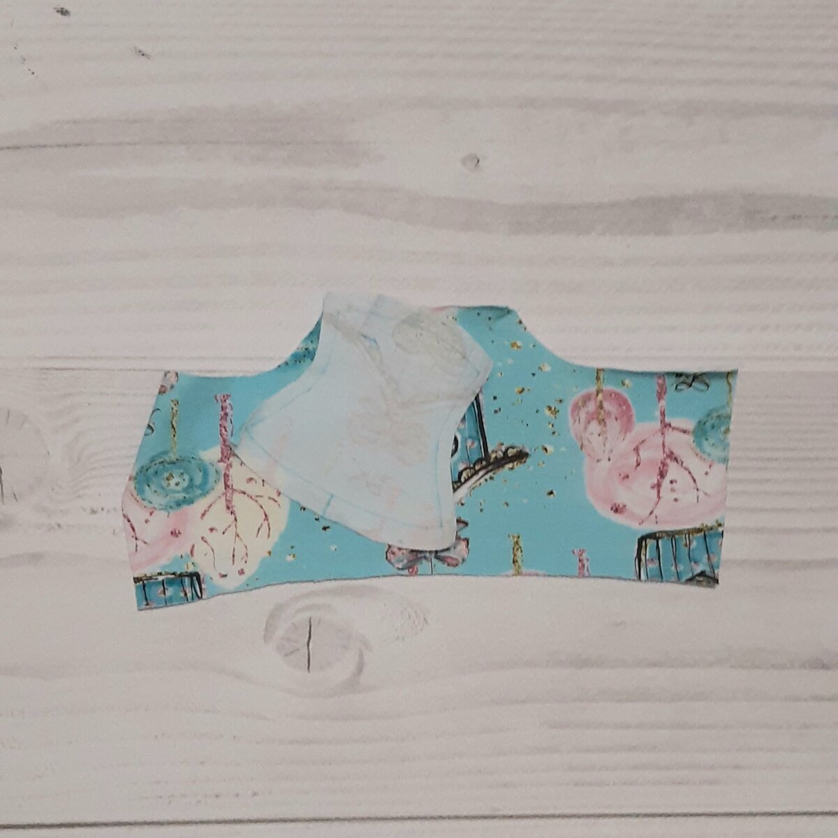 Совмещаем внешнюю ластовицу и переднюю часть трусиков лицом к лицу