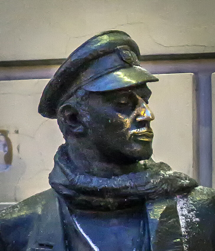 Говорят что наша версия памятника Остапу Бендеру, это версия сыгранная великим актёром Сергеем Юрьевичем Юрским. Не берусь утверждать это на 100 процентов. Фото: В.Кононов.