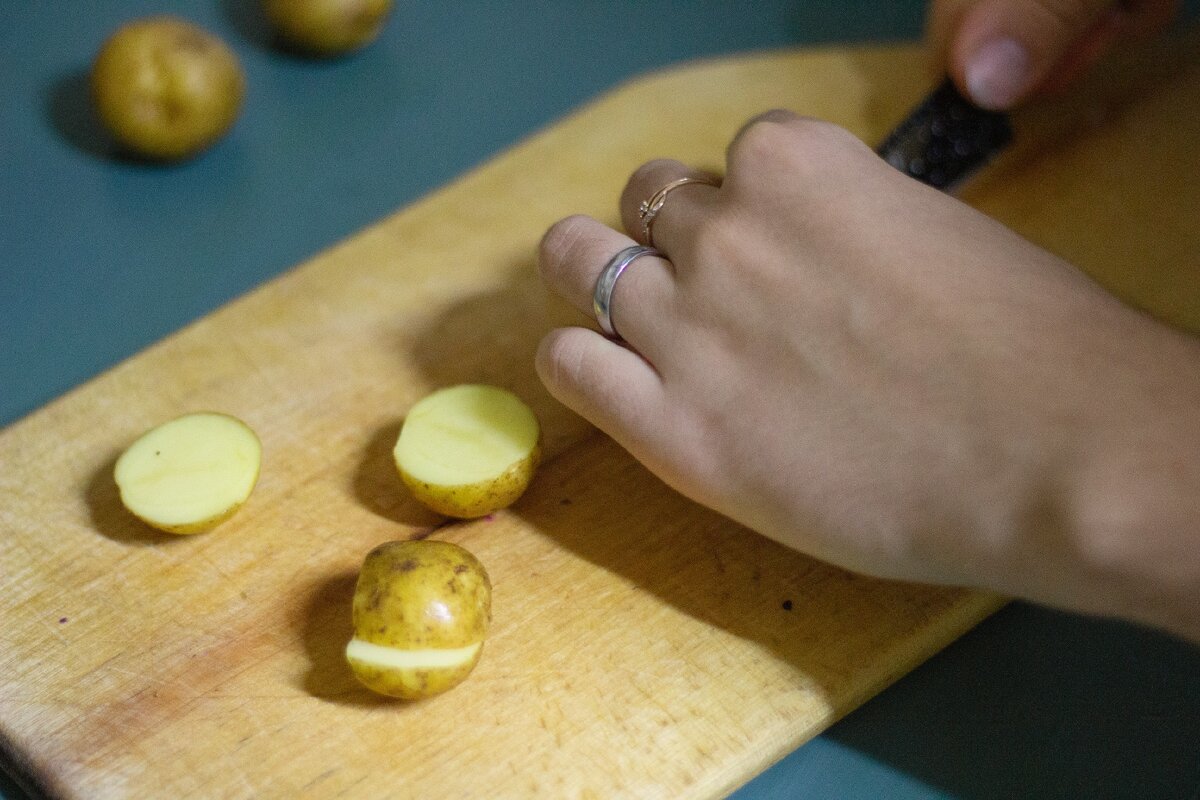 Мы любим запекать маленькие картофелины целиком