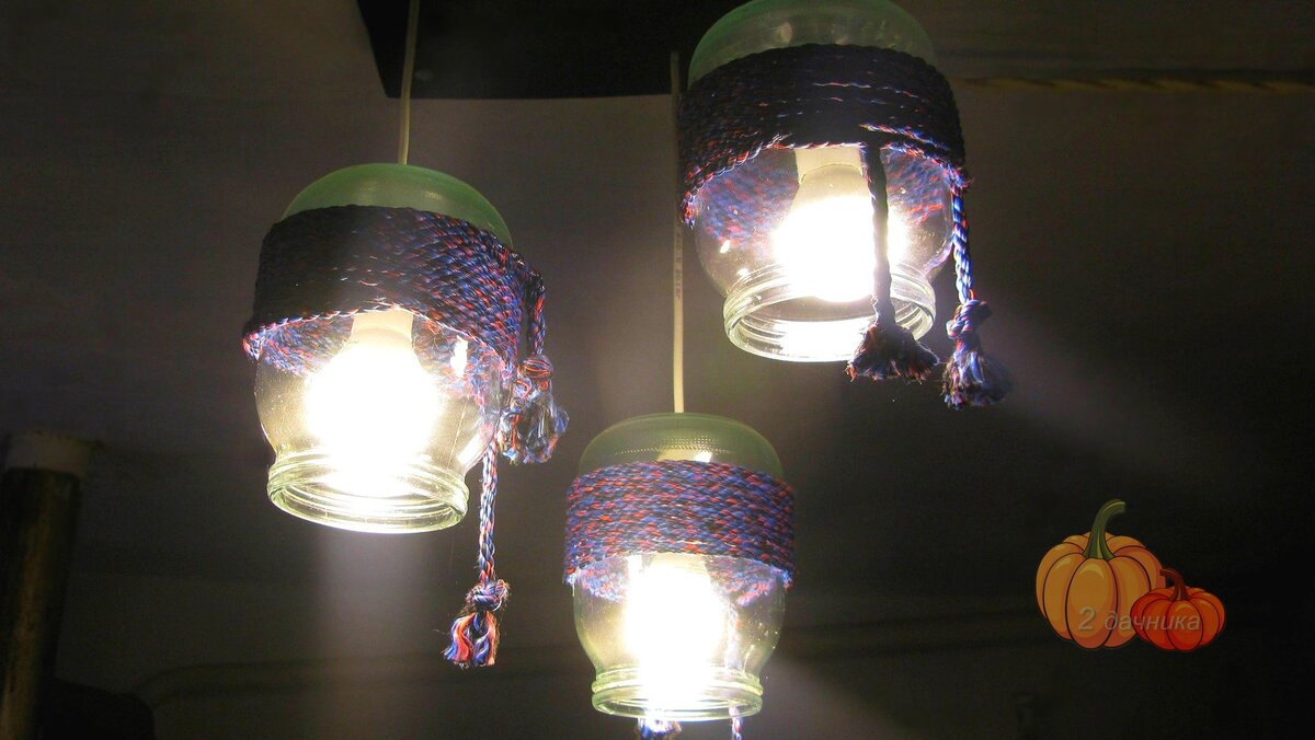 Самодельные светильники из литровых банок на кухне-веранде. (Листайте➡)