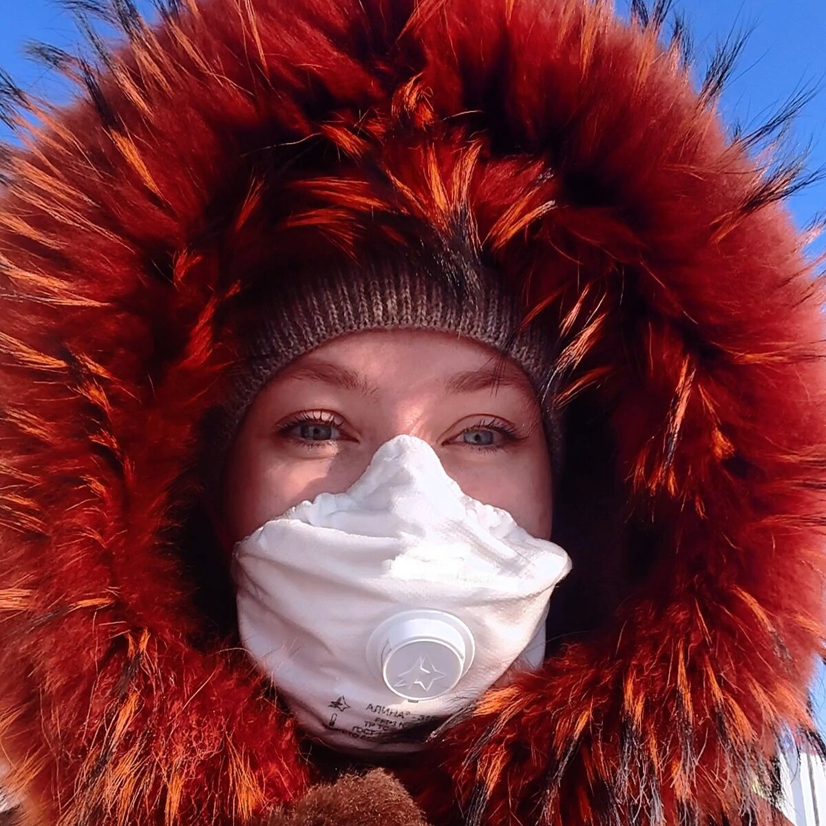 В такой мороз находиться на улице в  респираторе даже плюс.