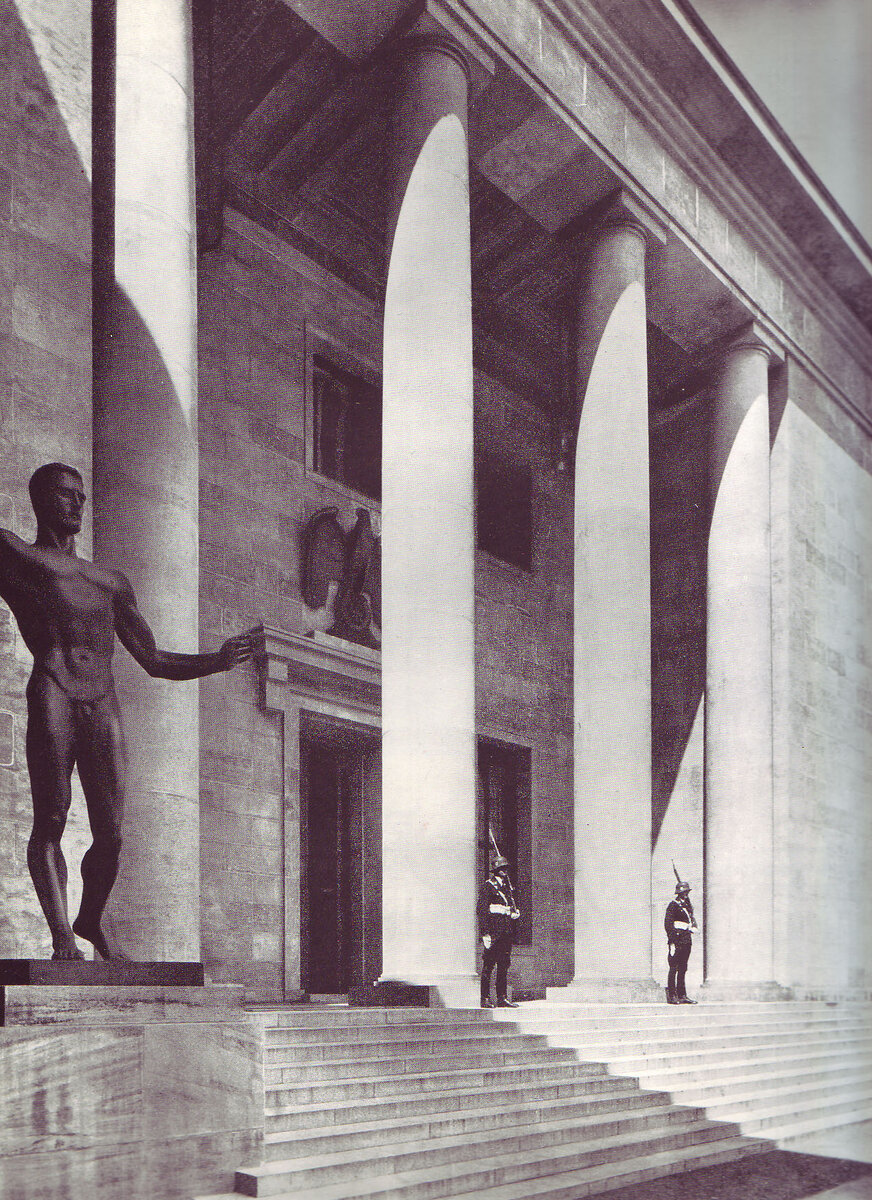 Караул СС у здания новой имперской канцелярии в Берлине.