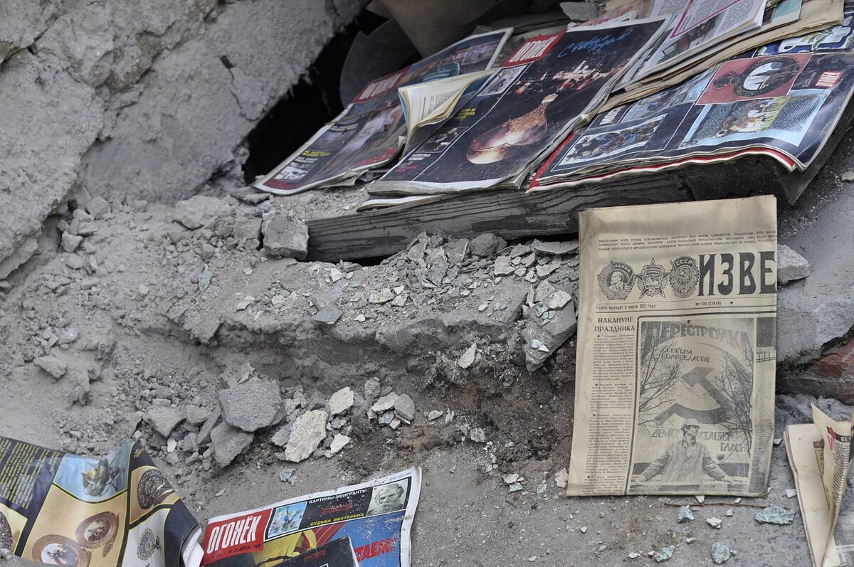 ...встречались остатки древних промышленных зданий, каких-то цехов, заводов, оборудования, ржавая арматура, торчащая из земли…