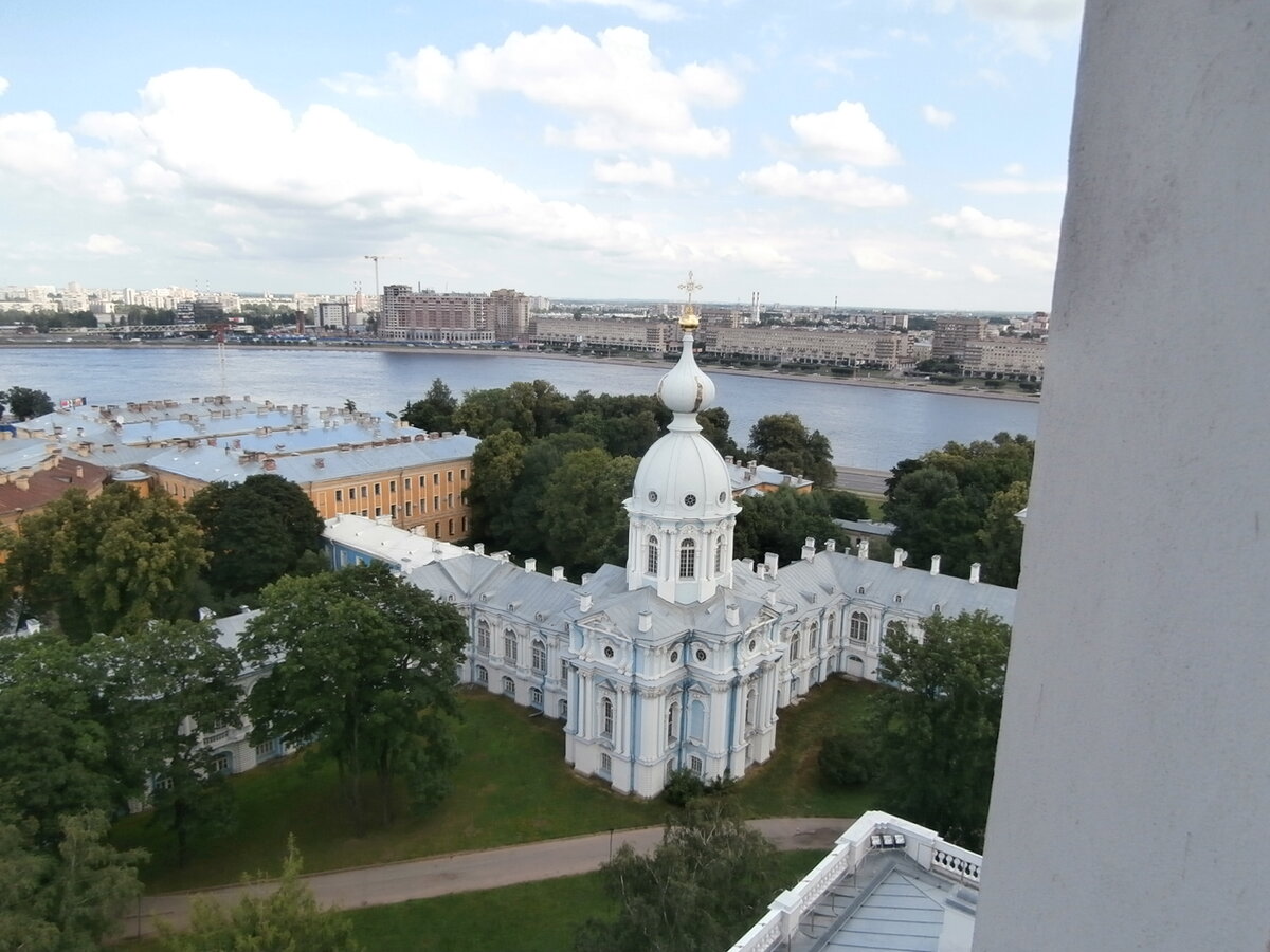 Вид из Смольного собора на мой факультет международных отношений. Да, именно там я училась. Факультет находится в кельях этой церкви. 
