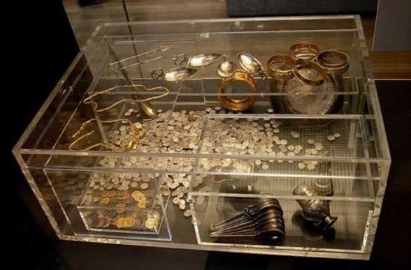 Hoxne Hoard: витрина в Британском музее, демонстрирующая реконструкцию расположения клада клада при раскопках в 1992 году