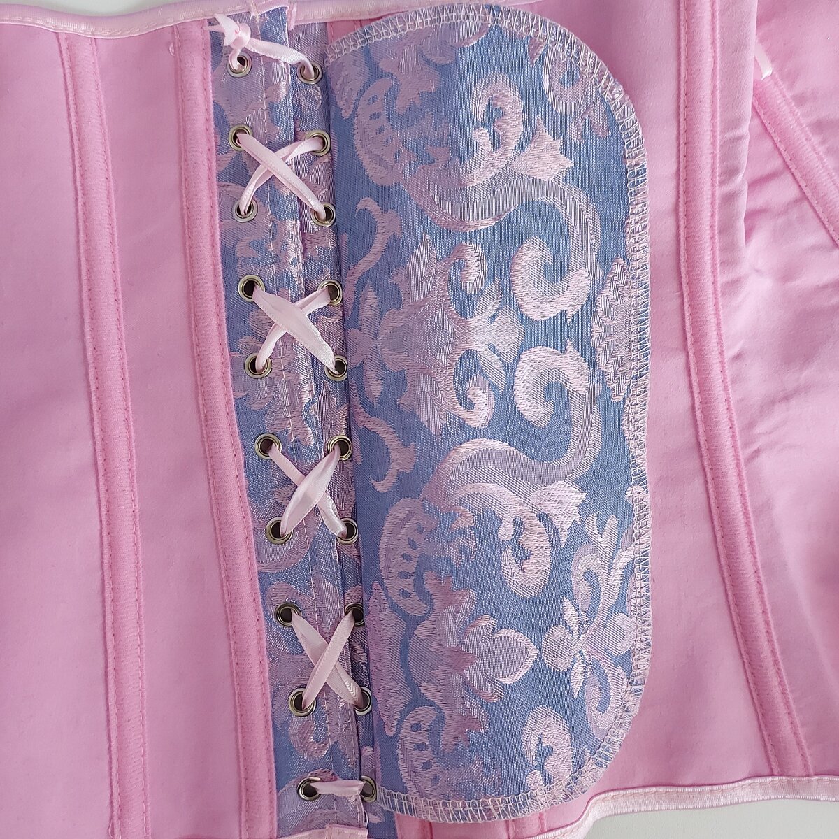 В современных версиях используются пластиковые или лёгкие металлические "пруты", которые вшиваются в ткань, как косточки. Фото автора