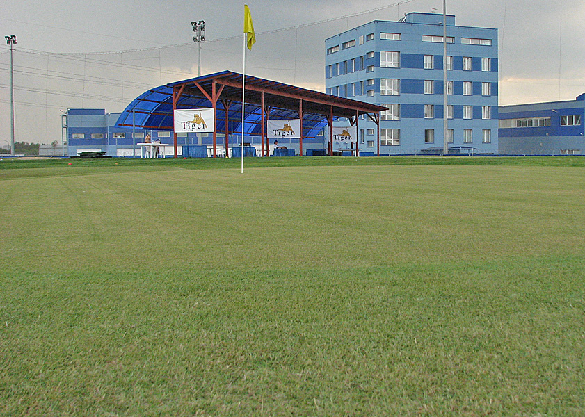 Оно включает в себя драйвинг - рейндж (тренировочное поле для отработки дальних ударов), чиппинг-грин (тренировочная площадка для отработки коротких ударов), песчаный бункер (для отработки ударов из песчаной ловушки), паттинг-грин (тренировочная площадка для отработки ударов паттером), и шесть лунок для игры (информация https://www.golfclub-tiger.ru/)