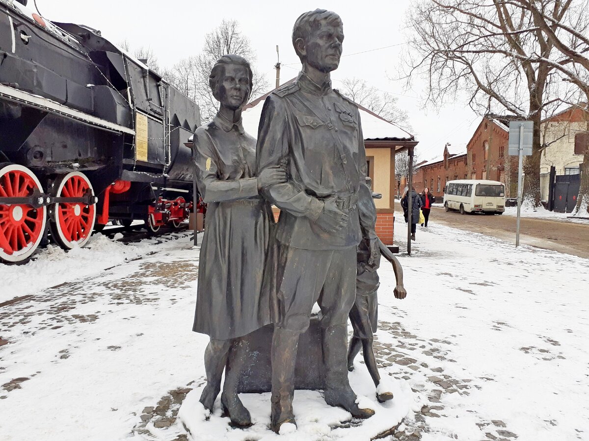 Памятник первым советским переселенцам в Восточную Пруссию. Установлен на вокзале г. Советска в 2015 г. Фото автора