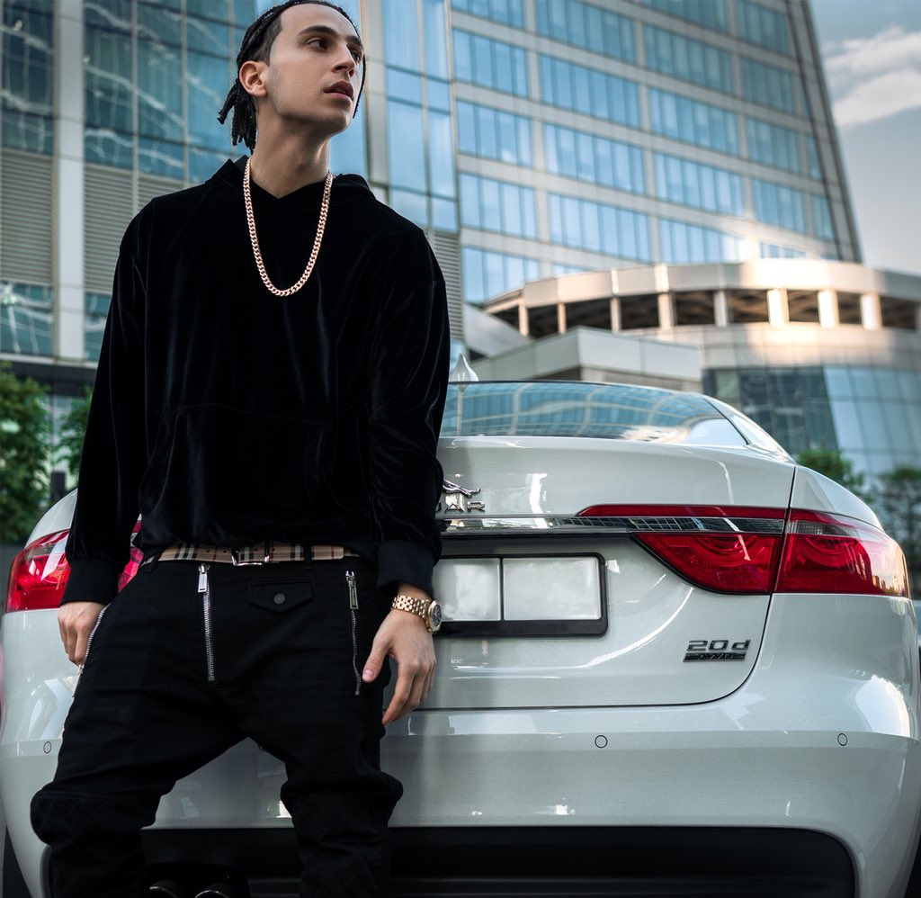 Обладает дом. Человек сидит на краю крыши. Obladaet, friendly thug 52 ngg — дом с привидениями. Маркул рэпер. Обладает дом.