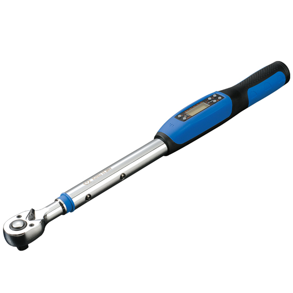 Редкий автомеханик не использует в работе динамометрические ключи. Этот удобный инструмент незаменим, когда требуется дозировать затяжку резьбовых болтов и гаек. Представляет из себя рычаг с гаечной головкой и встроенным динамометром. Кроме автосервисных работ динамометрический ключ применяют для сборки автоматического, роботизированного оборудования и промышленной аппаратуры.