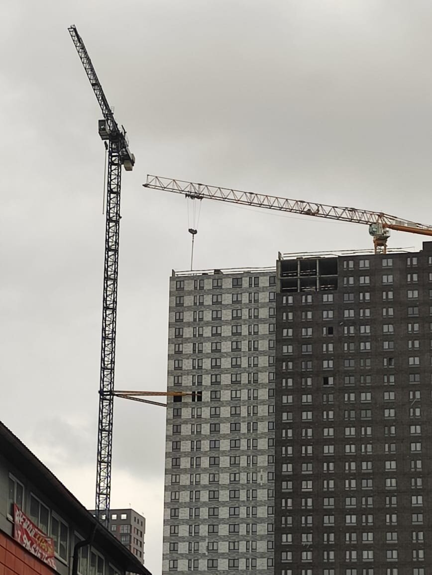 Кран прикрепили к строящемуся дому. Фото автора.