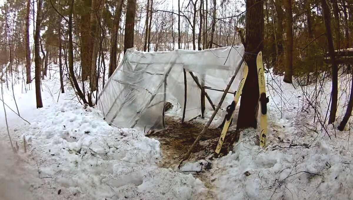 Уютный дом в лесу за пару дней из веток в сугробе | Уйду в лес | Дзен