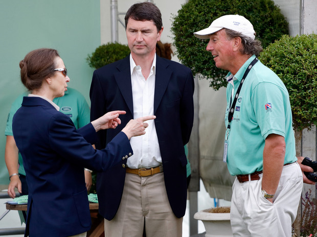 Принцесса Анна что-то обсуждает со Тимоти Лоуренс (в центре) и  с Марком Филлипсом, своим экс- мужем (справа). Яндекс, Из открытых источников.
