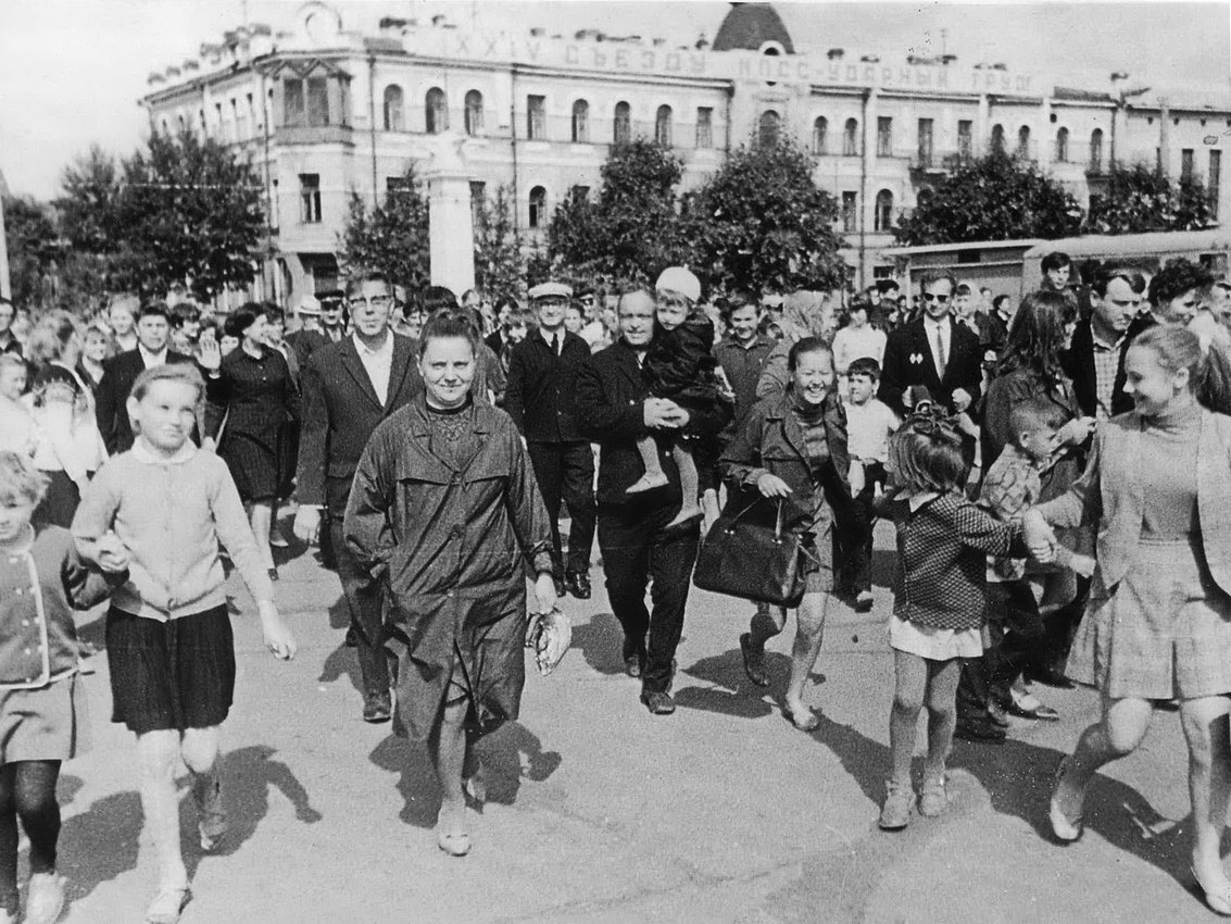 Вот так читинцы бежали на центральную площадь на встречу с любимыми писателями. Потому то и было в то время шуточное высказывание, что Чита - от слова читать. 