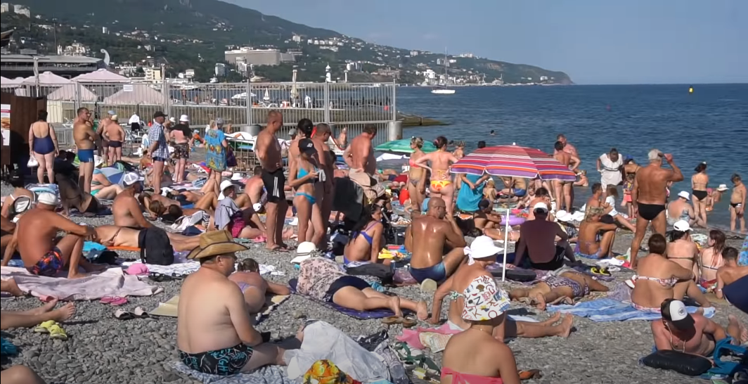 Стоит ли сейчас отдыхать в крыму. Ялта пляж 2021. Крым Ялта пляж. Крым пляж люди. Туристы на пляже в Крыму