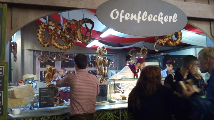 Брецели гигантских размеров развешивают как украшение в торговых палатках на праздниках