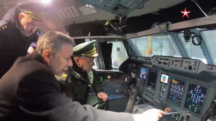 Осмотр кабины Ил-76МД-90А министром обороны России (GIF видео).