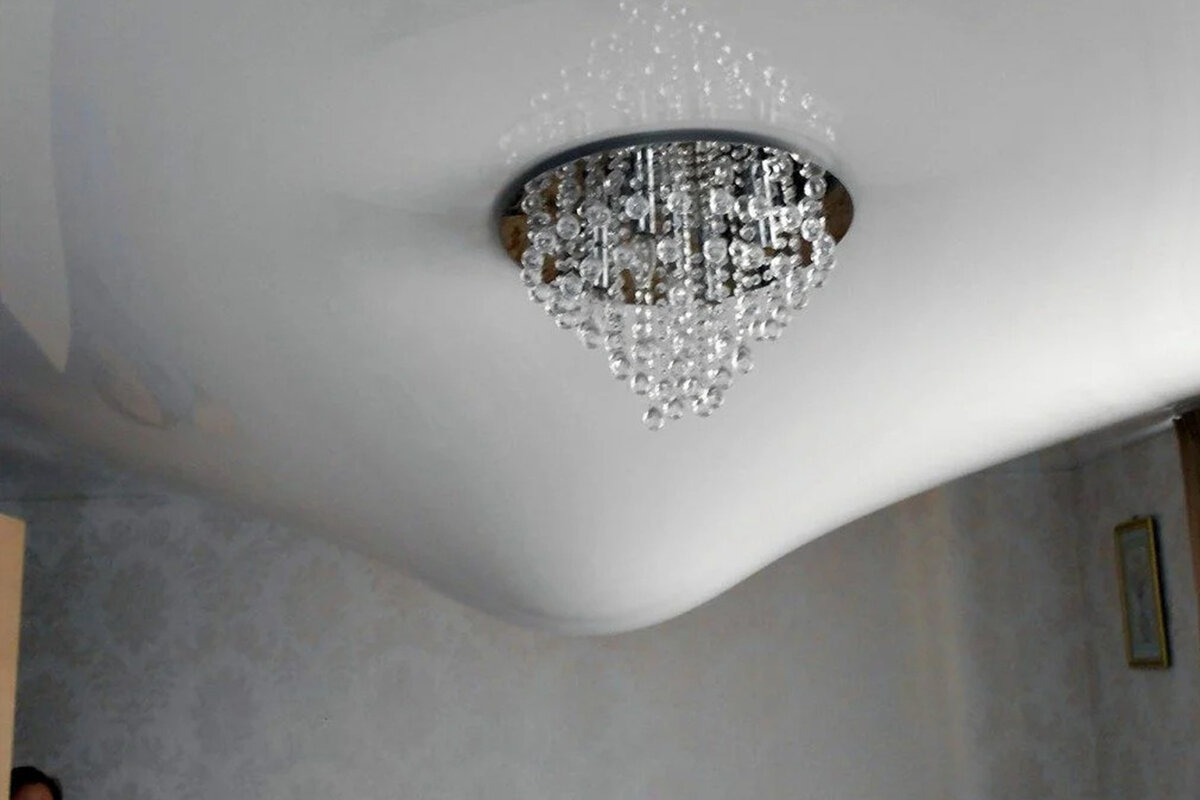 На натяжном потолке образовался пузырь с водой