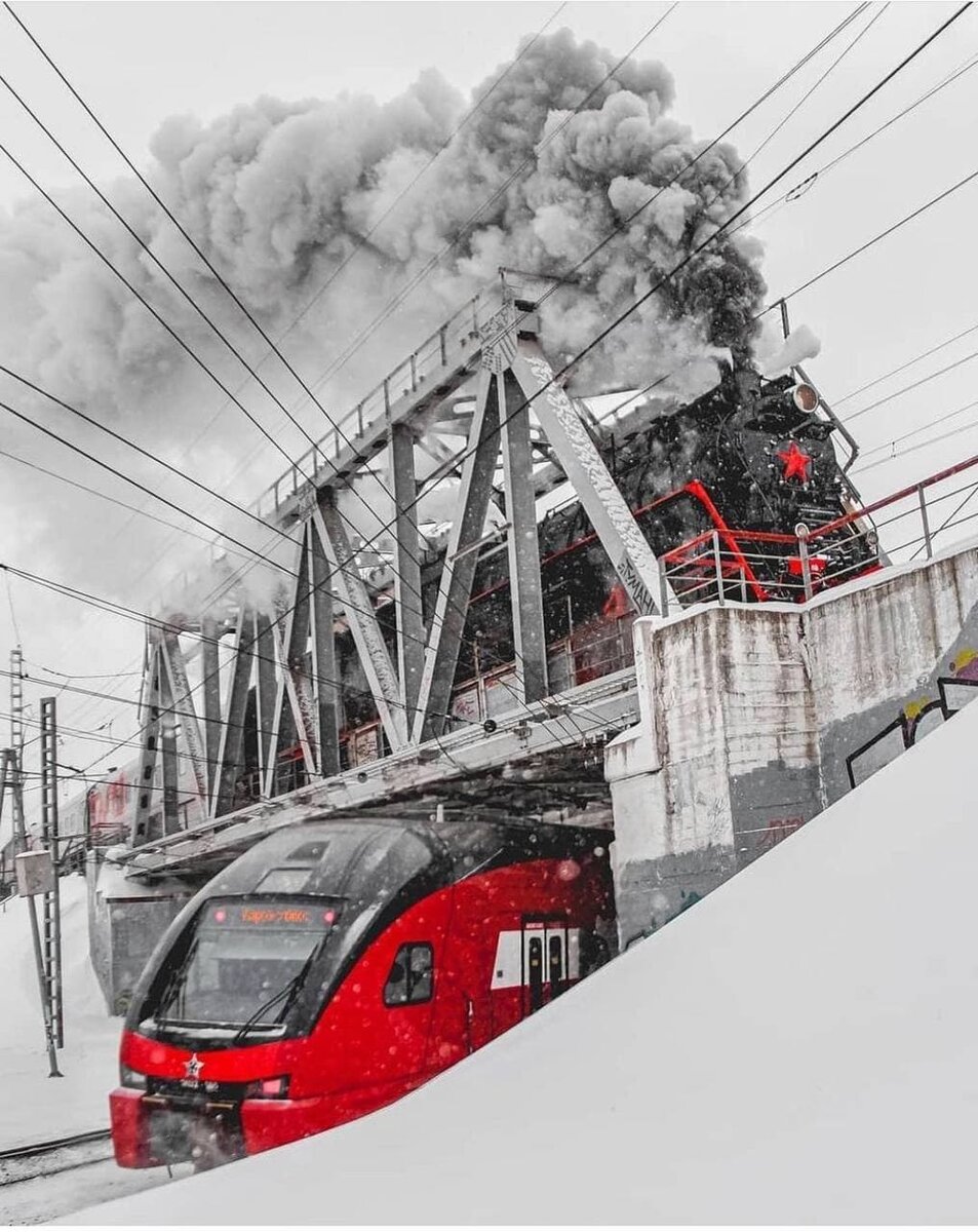 Бывает ли у тебя ощущение, что ты живешь по чужому сценарию? Родителей, друзей, социума? А как насчет того, чего хочешь ты сам?
Что значит “жить не своей жизнью”? Это выражение не из области психологии, но мы понимаем его на уровне интуиции. Это когда люди не следуют тому, чего действительно хотят. Тогда они пытаются жить по сценарию, который “написан” кем-то другим.
⠀
Бывает, что мы проживаем чужую жизнь из-за влияния родителей или других близких. Именно они могут подавать нам пример и даже не понимать этого.
⠀
Иногда мы настолько погружаемся в любимую книгу или фильм, что переносим это в свою жизнь. Тогда мы начинаем принимать решения персонажей в реальности. Но как понять, что ты поддаешься чужому влиянию? Как осознать, что проживаешь не свою жизнь?
⠀
Итак, 5 признаков, что ты живешь не свою жизнь:
⠀
1.ТЕБЕ ХОЧЕТСЯ КРИТИКОВАТЬ ДРУГИХ
2.ТЕБЕ ПОСТОЯННО СКУЧНО
3.ТЫ НЕ В ВОСТОРГЕ ОТ ЧУЖОГО ЭНТУЗИАЗМА
4.ТЫ СТРОИШЬ ПЛАНЫ, НО НИЧЕГО НЕ ДЕЛАЕШЬ, ЧТОБЫ ИХ ОСУЩЕСТВИТЬ
5.ТЫ ОЦЕНИВАЕШЬ УСПЕХ ФОРМАЛЬНЫМИ ДОСТИЖЕНИЯМИ
⠀
А вы замечали подобное за собой?
⠀