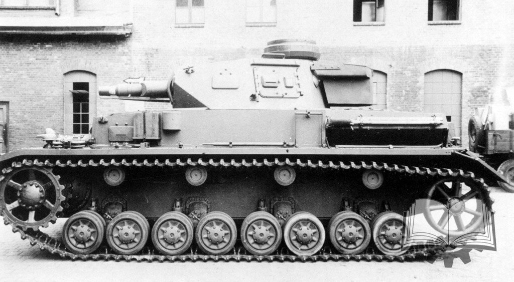 С боковой проекции танк легко отличить от более ранних машин по двухстворчатому боковому башенному люку. 