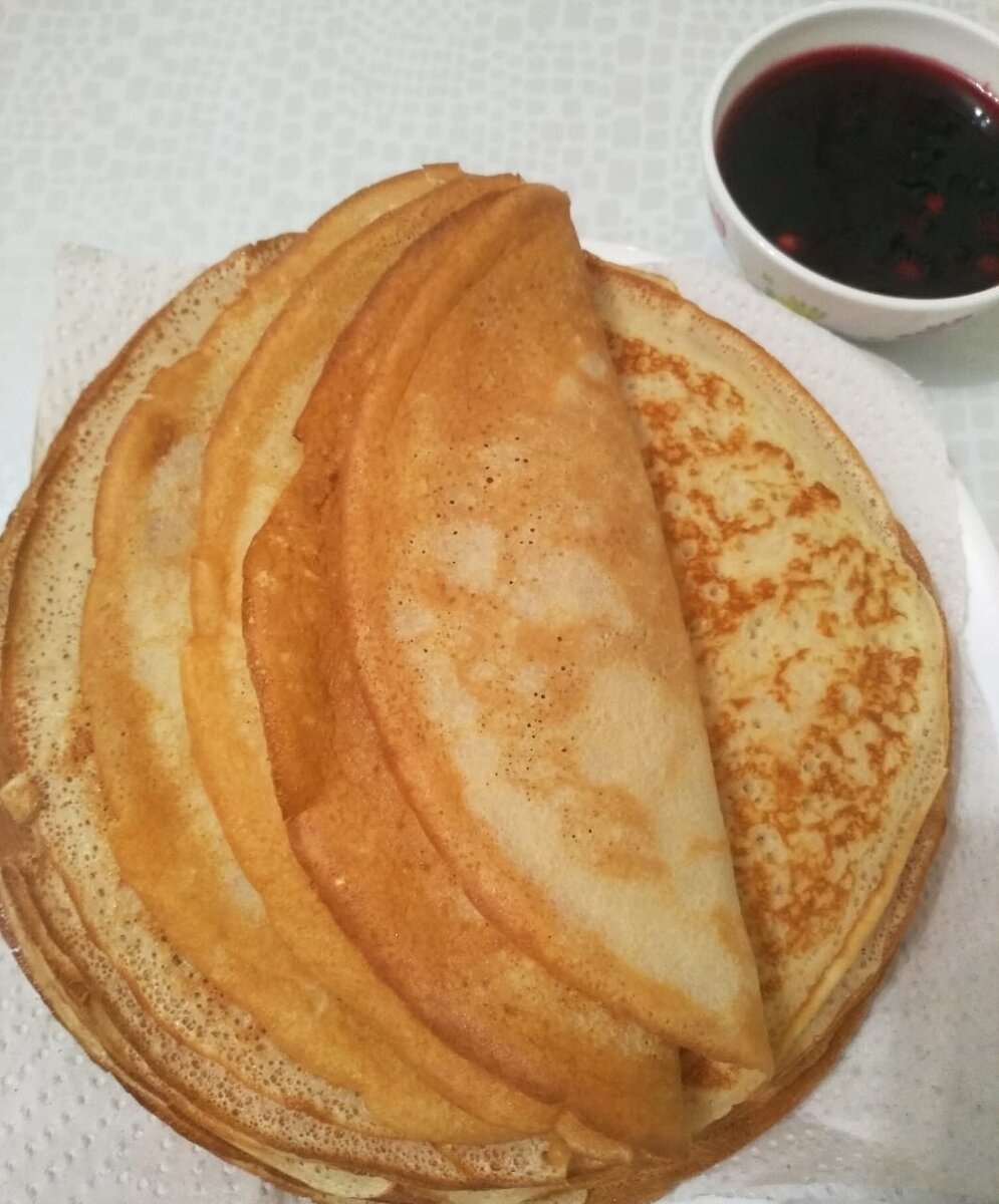Блины хороши с вареньем, сгущёнкой, масляные и со сметаной! 