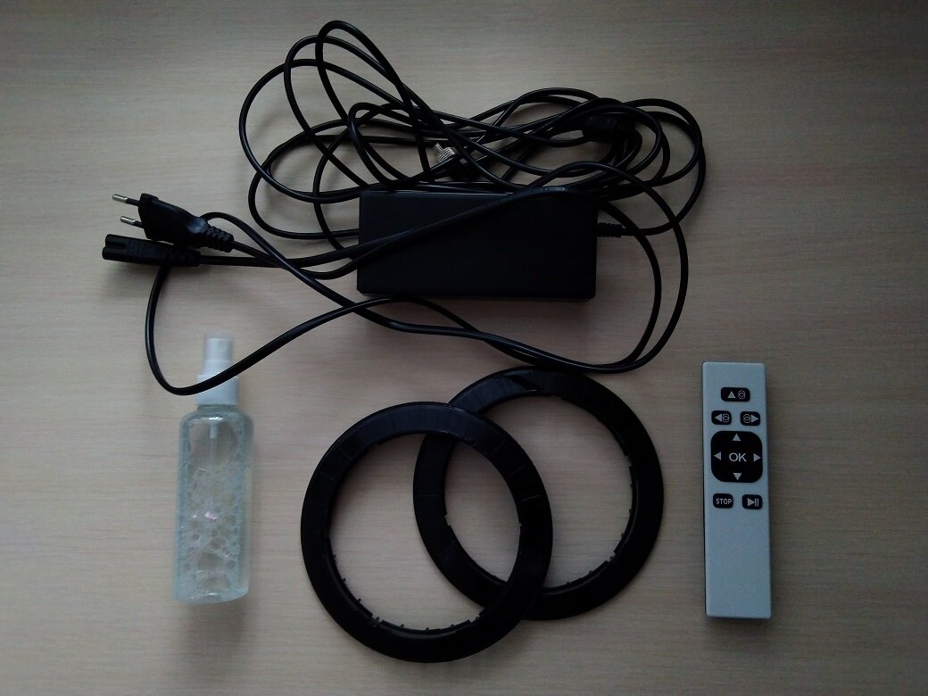 В комплекте идут провод для зарядки, сменные кольца для подушечек, путь управления и бутылочка для моющего средства. При выборе модели обратите внимание на длину шнура для подключения устройства в сеть. Чем длиннее, тем лучше.